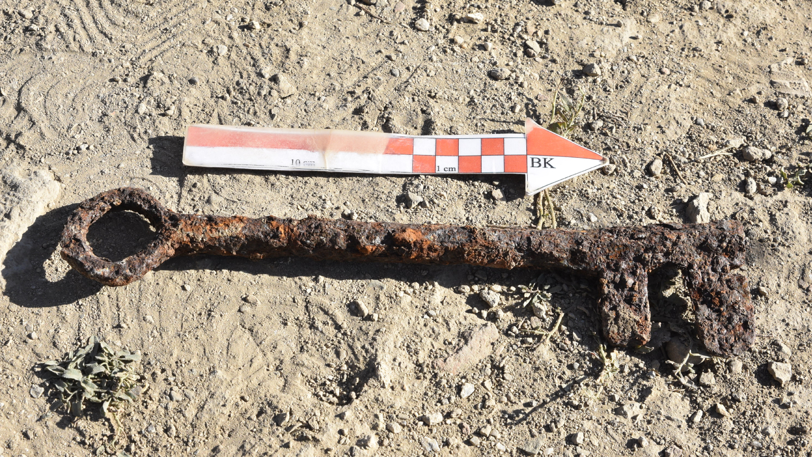 bitlis kalesindeki kazilarda tugla zemin ve kalenin anahtari bulundu J23HMbaX