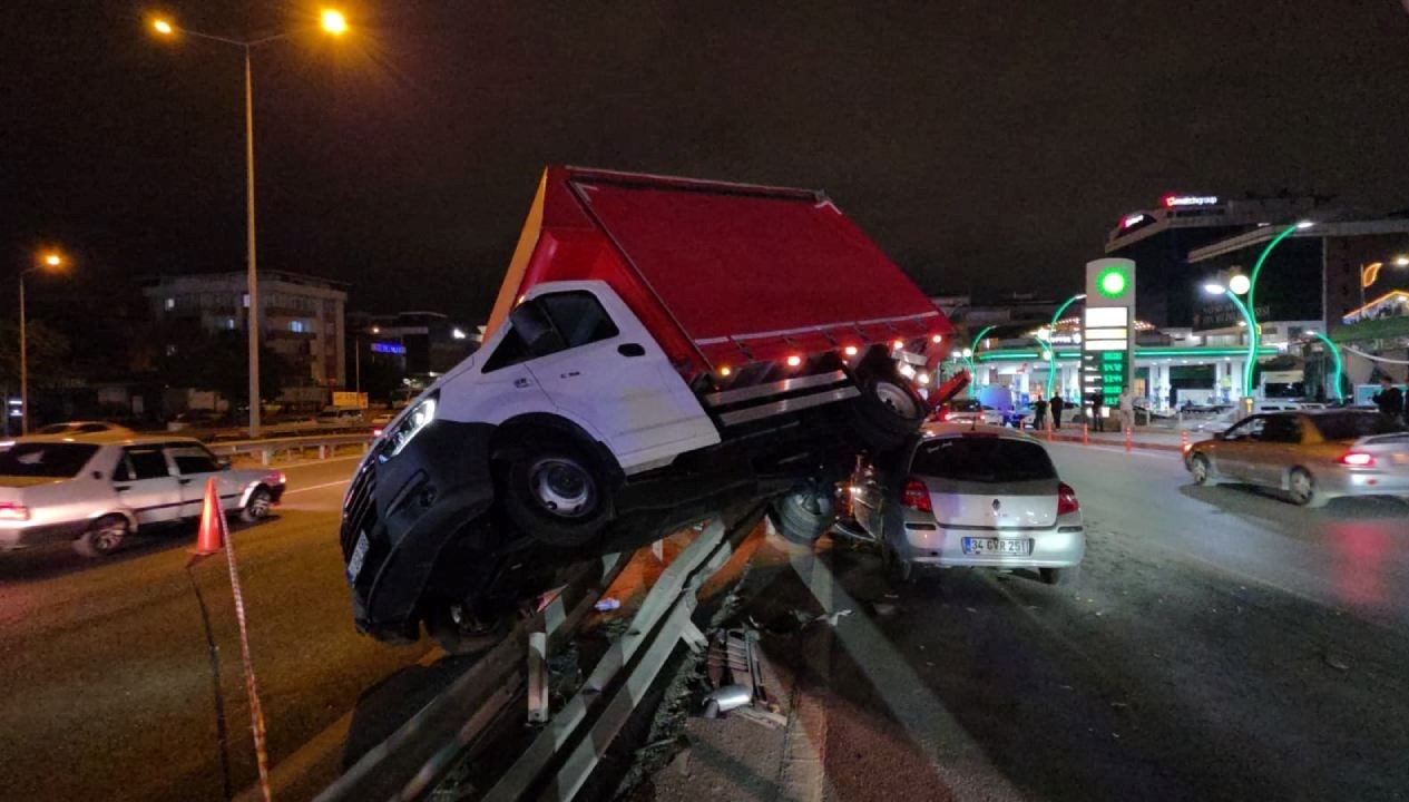 otomobille carpisan kamyonet bariyerlere cikti 3 yarali kDTwOx8I