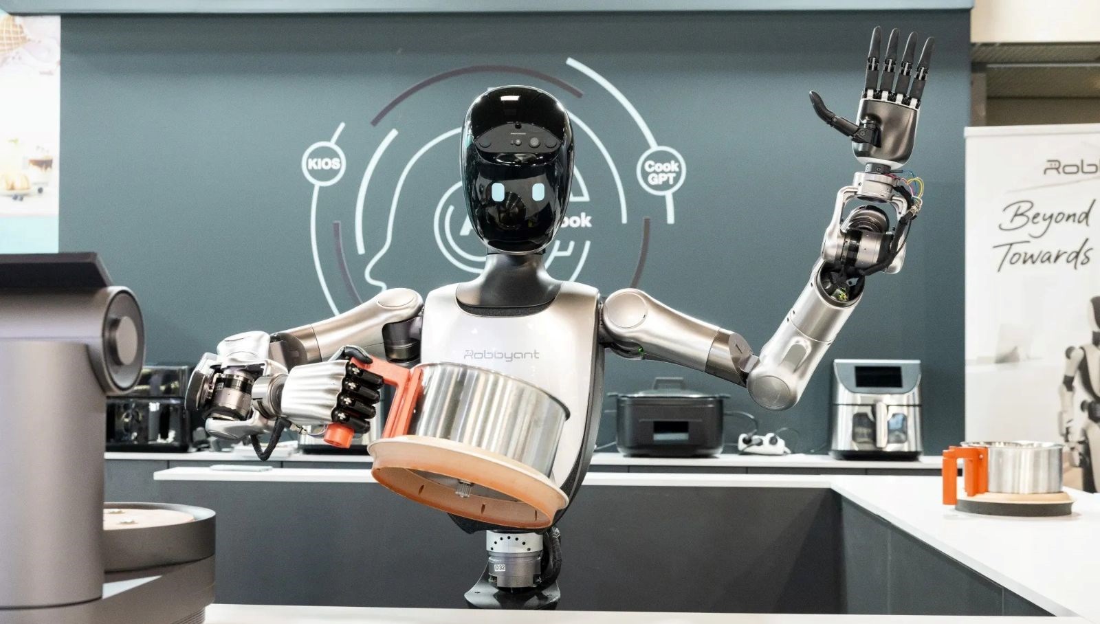 teslaya cinden yeni rakip insansi robot r1 gorucuye cikti BpkzvPcb