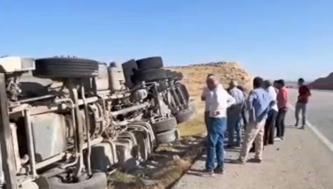 devrilen kamyonun surucusu hafif yaralandi u3emf84c