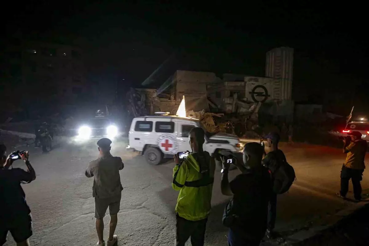 hamasdan 2 israilli rehineni daha teslim aliyor XvJPXSW9.jpg