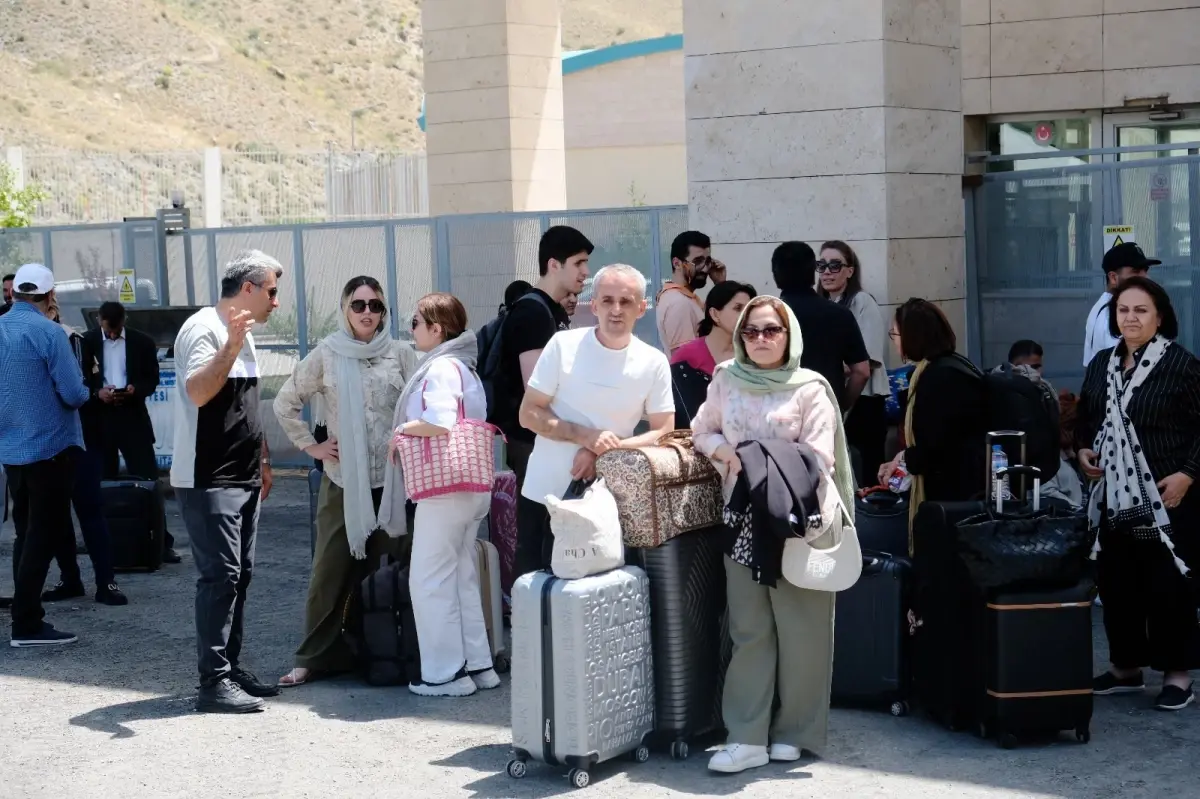 iranli turist akini van ekonomisini canlandiriyor i8P5bGpO.jpg