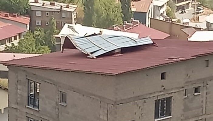 meteoroloji uyarmisti firtina catilari ucurdu C9ZvcaFT.jpg