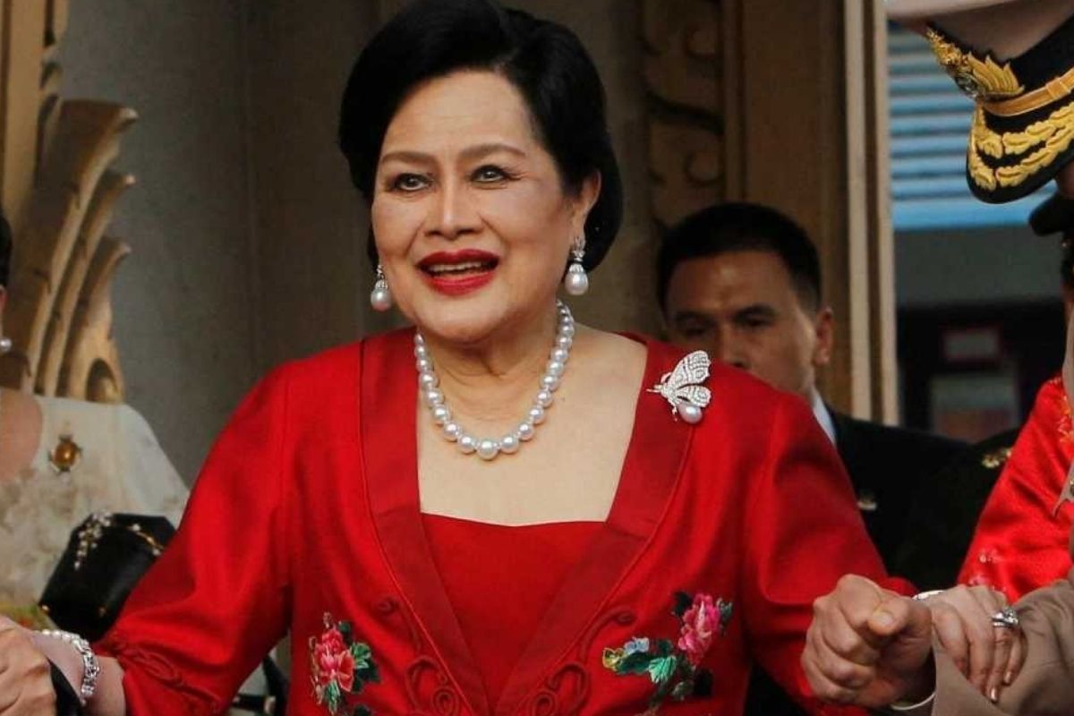 taylandda kralice sirikitin olumu nedeniyle ulkede 1 yil yas ilan edildi ySHZTAXD.jpg