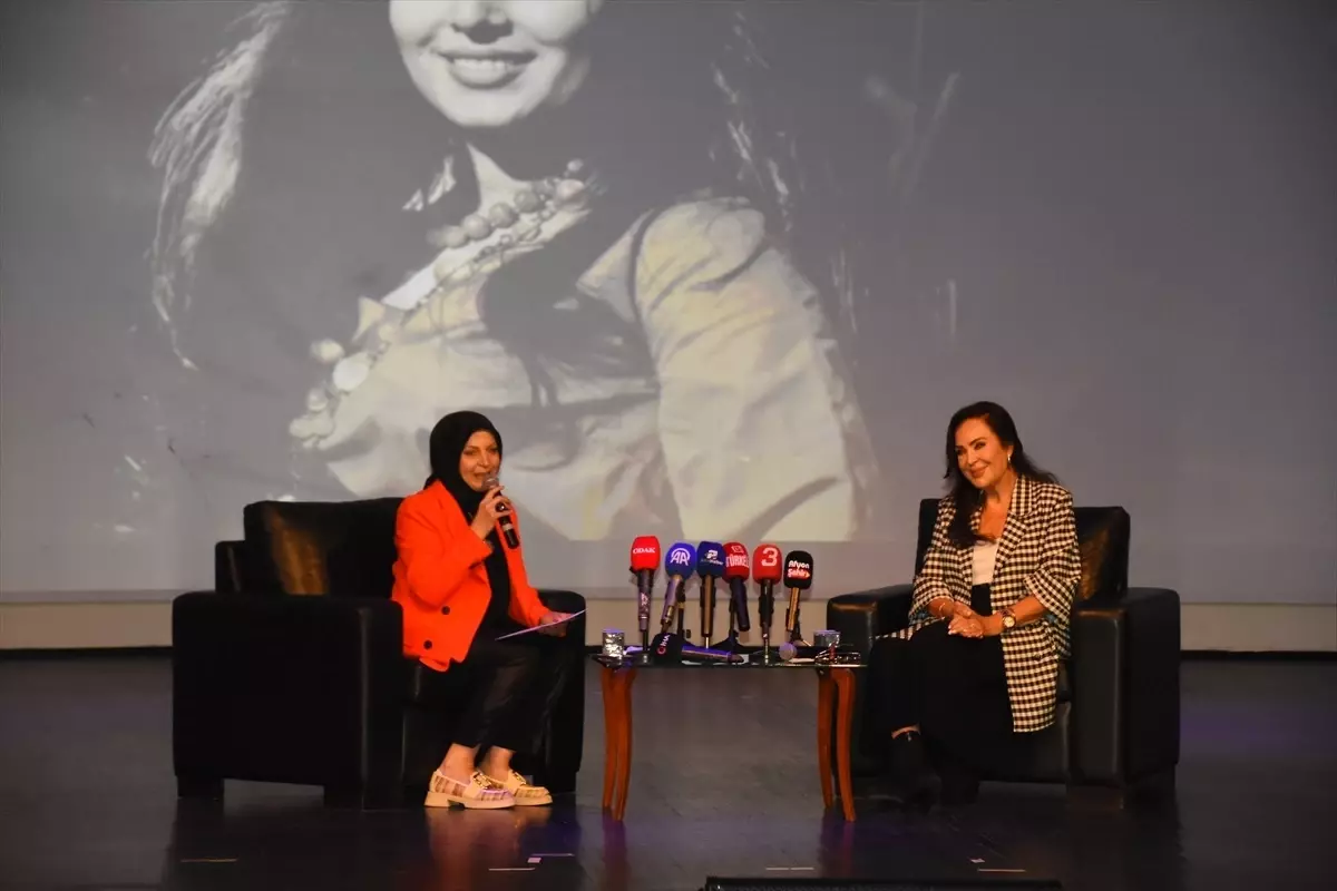 turkan soray kisa film festivalinde konustu wUDUXG6d.jpg