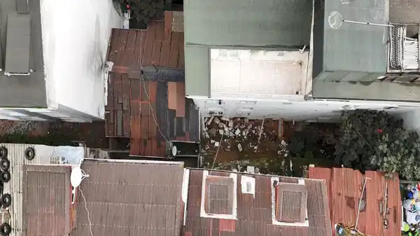 istanbul arnavutkoyde istinat duvari yikildi 2 bina tahliye edildi vjCav71t.jpg