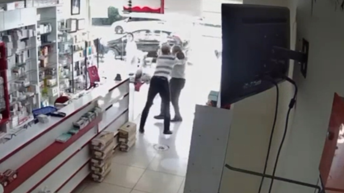 mersinde eczaci teknisyeni tartaklandi yeni goruntulerle gercek ortaya cikti ZhXmntEv.jpg