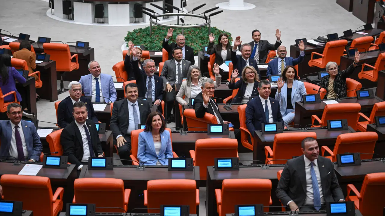 YENİ Parti sonrası Meclis’te oturma düzeni değişti: TBMM Genel Kurulu, 7 siyasi parti grubuyla toplandı Haber gorseli