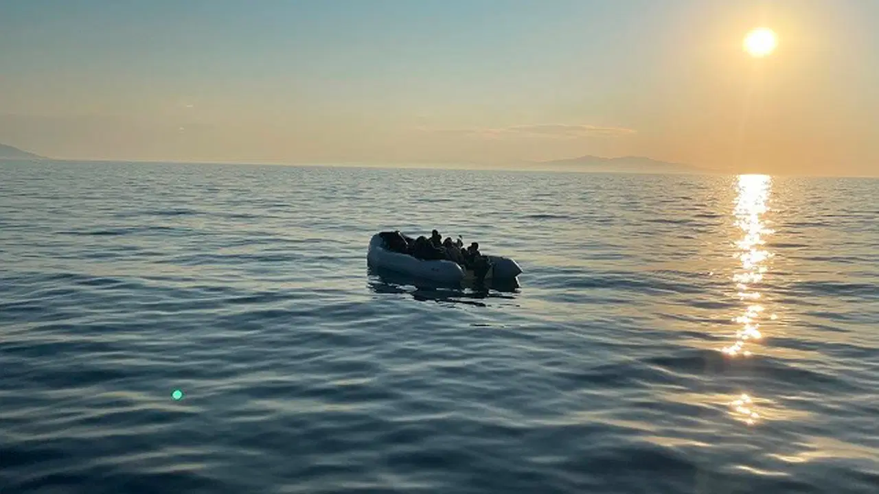 Çeşme’de operasyon: Hareketli lastik bottaki 20 düzensiz göçmen yakalandı Img