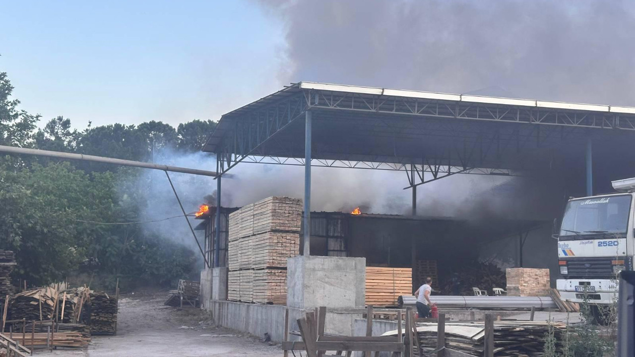 Kereste atölyesindeki yangın korkuttu Img